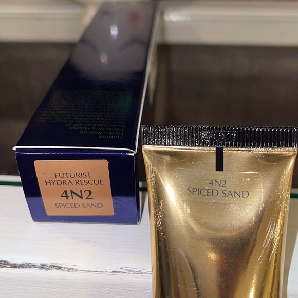 ❤️NEW!!❤️Estee Lauder Moisturizing Makeup w/ SPF45 - Picture 7 of 10